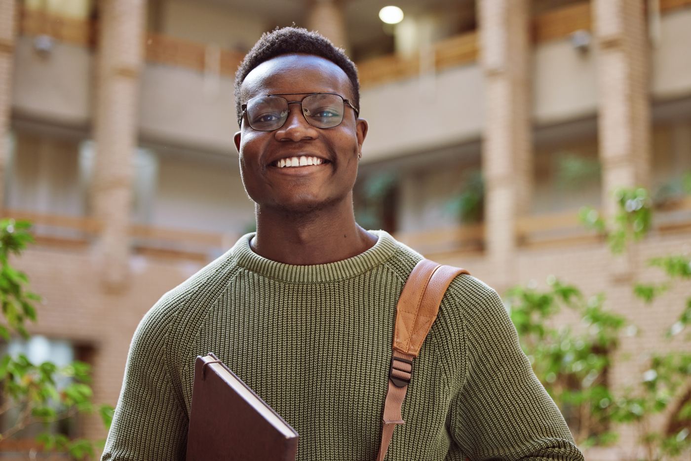Étudiant souriant dans un environnement universitaire